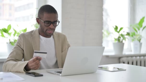 African Man κάνοντας επιτυχημένη online πληρωμή στο Laptop — Αρχείο Βίντεο