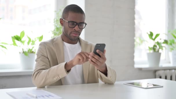 在办公室用智能手机吸引非洲男人 — 图库视频影像