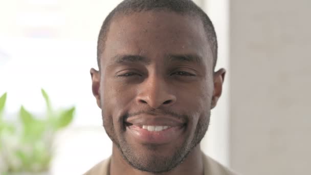 Close up de homem africano sorrindo para a câmera — Vídeo de Stock