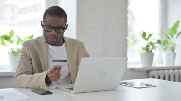 Αφρικανικός άνθρωπος κάνει on-line αποτυχία πληρωμής στο φορητό υπολογιστή στο γραφείο — Αρχείο Βίντεο