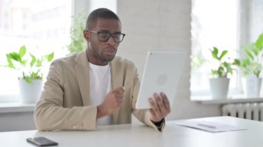 Ofisteki Tablette Video Çağrısı Yapan Afrikalı Adam 