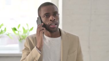 Akıllı Telefonla Konuşan Afrikalı Adamın Portresi