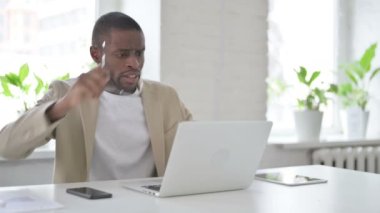 Afrikalı Adam Laptop Kullanırken Kaybına Tepki Veriyor 