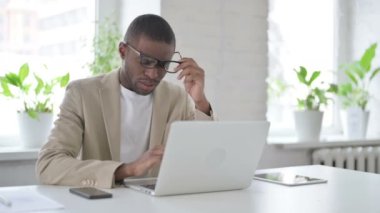 Dizüstü bilgisayarla uğraşırken Afrikalı Adam 'ın başı ağrıyor