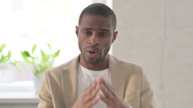Çevrimiçi Video Konuşan Afrikalı Adamın Portresi