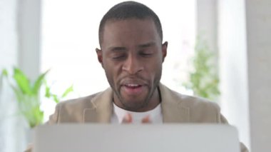 Bilgisayarda Afrikalı Adam Konuşuyor 'un videosunu kapat.