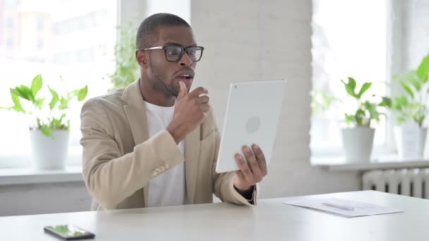 Afrikaanse Man reageert op verlies op tablet in Office — Stockvideo