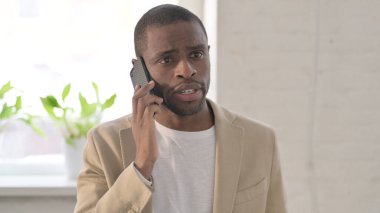 Akıllı Telefonla Konuşan Afrikalı Adamın Portresi