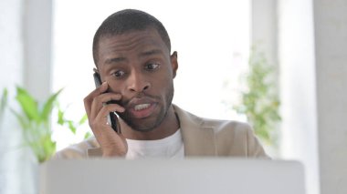 Bilgisayarlı Afrikalı Adam Akıllı Telefonla Konuşuyor