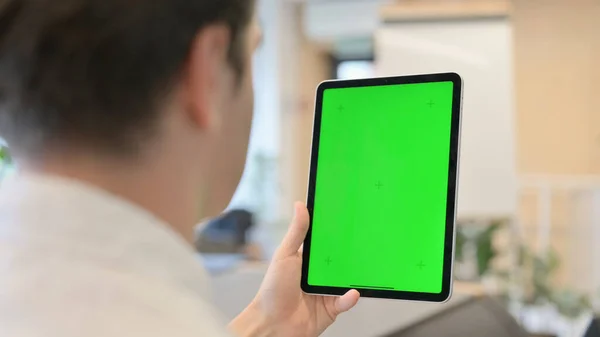 Man Holding Tablet with Green Chroma Screen — Foto Stock