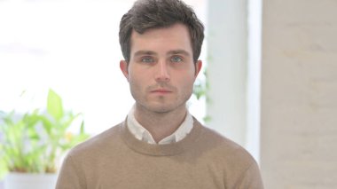 Ciddi Adam Portresi Kameraya Bakıyor