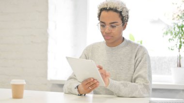 Ofiste otururken Tablet kullanan Afrikalı Kadın