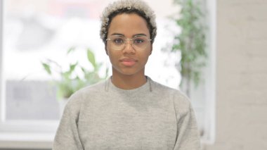 Kameraya Bakan Ciddi Afrikalı Kadın Portresi