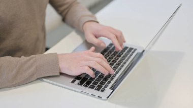Dizüstü bilgisayarda Yazan Adama Yakın Eller
