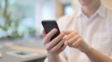Akıllı Telefon Kullanan Adam 'ın Kapanışı