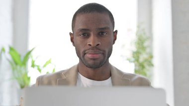 Kameraya Bakan Dizüstü bilgisayarlı Afrikalı Adamı Kapat