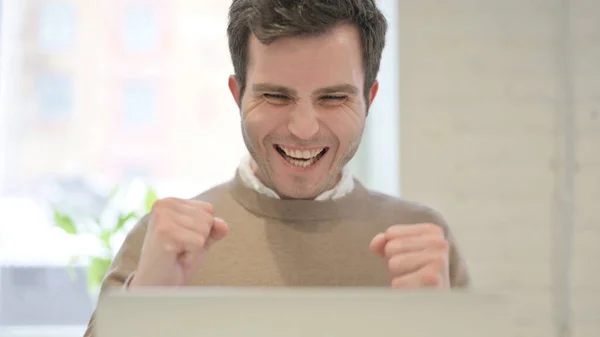 Close-up van de mens vieren succes op laptop — Stockfoto