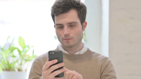 Portrait of Man using Smartphone — Stock Photo, Image