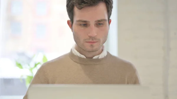 Close Up of Man Praca na laptopie — Zdjęcie stockowe