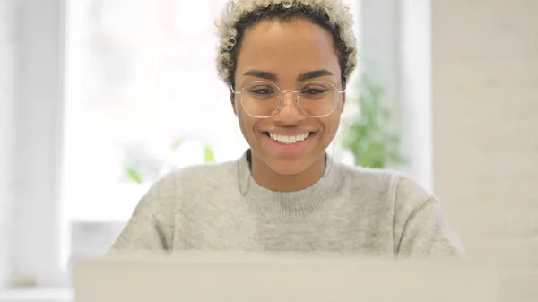 Närbild av afrikansk kvinna talar på videosamtal på laptop — Stockfoto