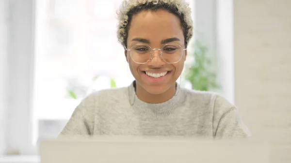 Close up de mulher africana falando em vídeo chamada no laptop — Fotografia de Stock