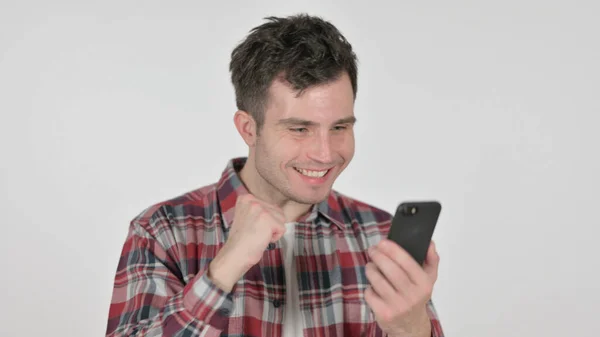 Портрет молодого чоловіка святкування на смартфоні — стокове фото