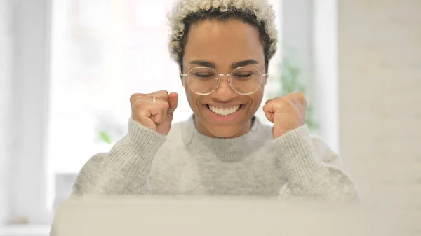 Närbild av afrikanska kvinna firar framgång på laptop — Stockfoto