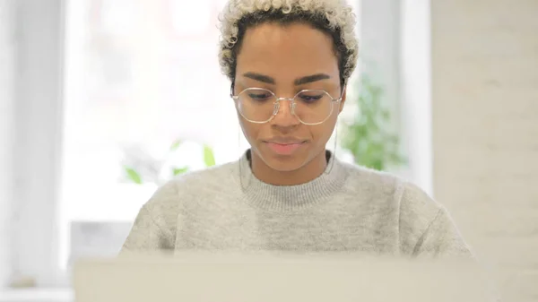 Närbild av afrikansk kvinna som arbetar på laptop — Stockfoto