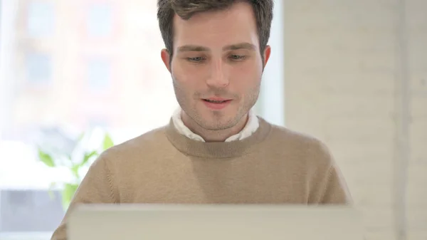 Close Up of Man Mówienie na wideo Połączenie na laptopie — Zdjęcie stockowe