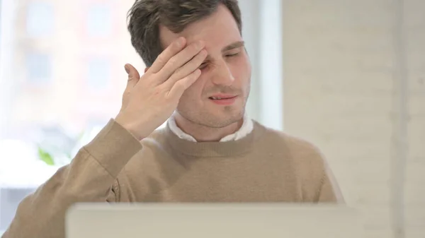 Close Up of Frustrated Man with Headache using Laptop — Foto de Stock
