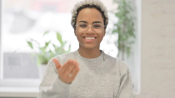 Porträt einer Afrikanerin, die auf die Kamera zeigt und einlädt — Stockfoto