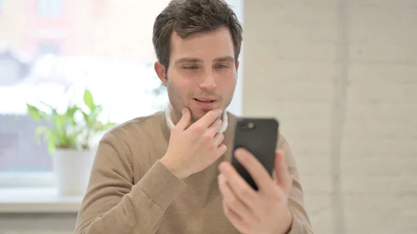 Homme parlant appel vidéo sur Smartphone dans le bureau — Photo