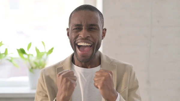 Porträtt av spännande afrikansk man firar framgång — Stockfoto