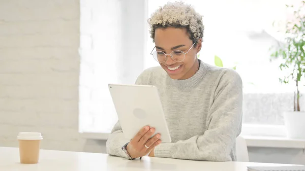 Afrikansk kvinna gör videosamtal på Tablet i Office — Stockfoto