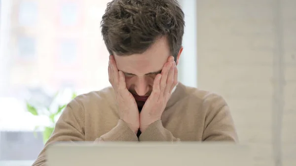 Close Up of Man ból głowy podczas korzystania z laptopa — Zdjęcie stockowe