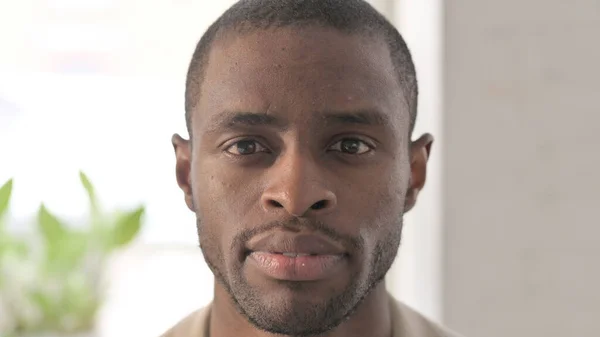 Close-up van Afrikaanse man kijken naar de camera — Stockfoto