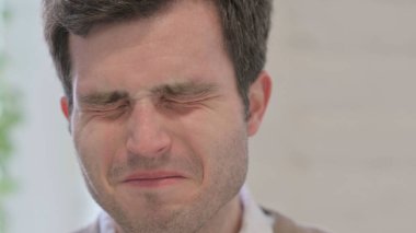 Ağlayan Dalgın Adam 'a yaklaş.