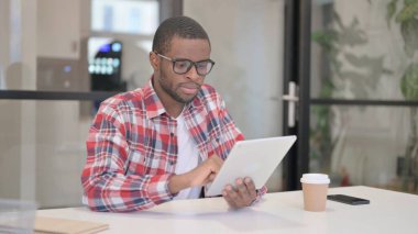 Ofiste otururken Tablet kullanan Afrikalı Adam