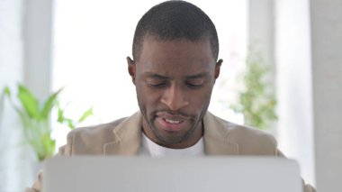 Laptop 'ta çalışan Afrikalı Adam' a yakın çekim