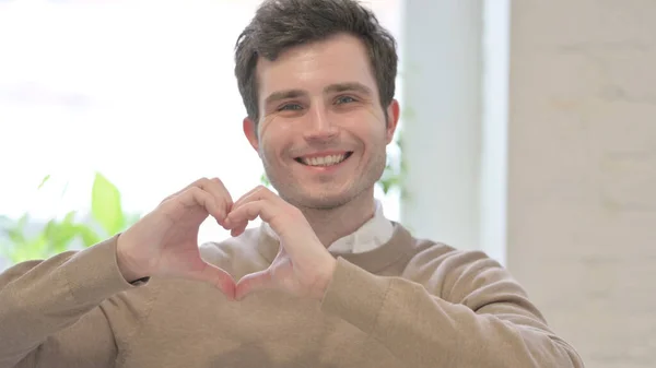 Πορτρέτο του ανθρώπου που δείχνει σχήμα καρδιάς από τα χέρια — Φωτογραφία Αρχείου
