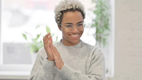 Porträtaufnahme einer glücklichen afrikanischen Frau, die klatscht und applaudiert — Stockfoto