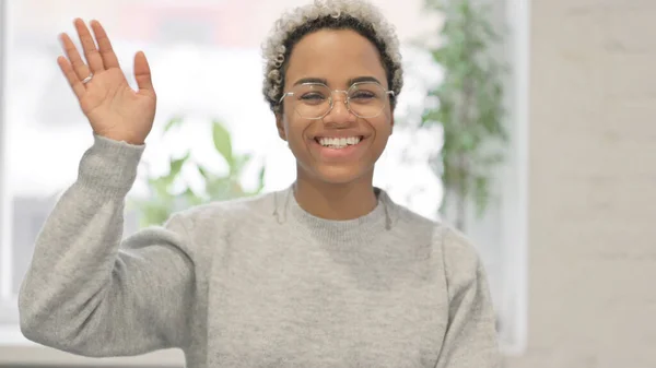 Porträt einer winkenden, einladenden Afrikanerin — Stockfoto