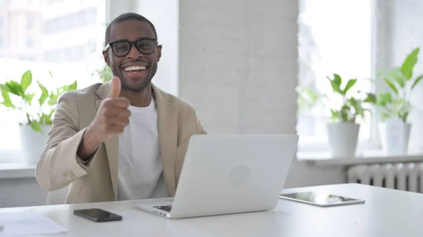 African Man visar tummen upp Logga in När du använder laptop i Office — Stockfoto