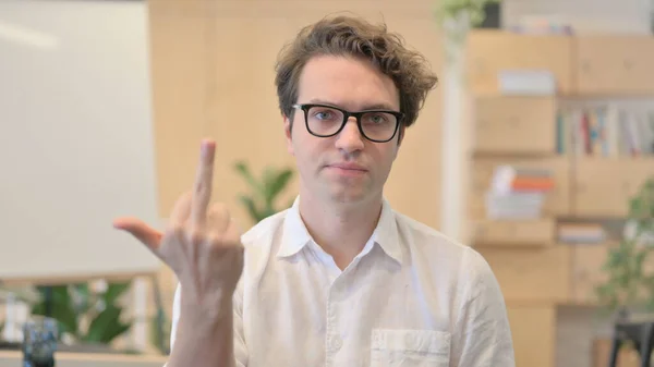 中指記号を示す怒っている若い男の肖像 — ストック写真