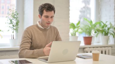 Videodaki Adam Ofisteki Laptop 'ta Konuşuyor