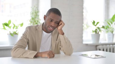 Ofiste otururken üzülen Afrikalı Adam