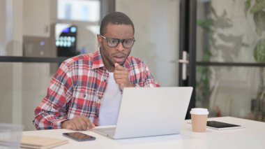 Dizüstü bilgisayar kullanırken Afrikalı Adam Şok Oldu