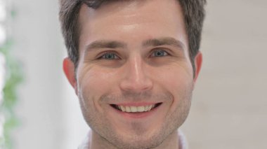 Kameraya gülümseyen adamı yakından çek.