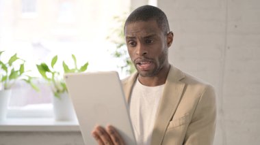 Ofisteki Afrikalı Adam 'ın Tabletteki Video Çağrısı Portresi