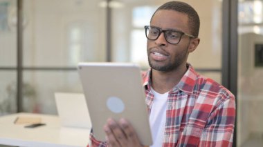 Tablette Video Sohbeti Yapan Konuşan Afrikalı Adam